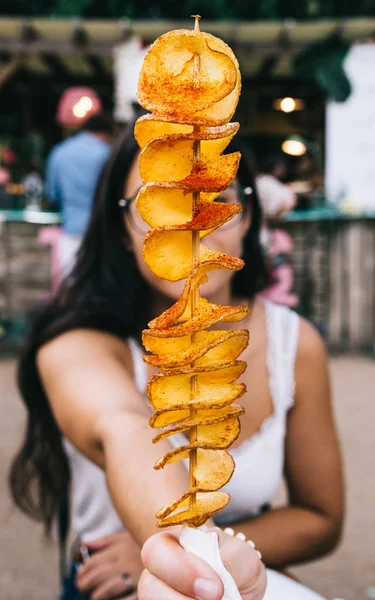 Kız bir patates spiral şiş yakalamak — Stok fotoğraf