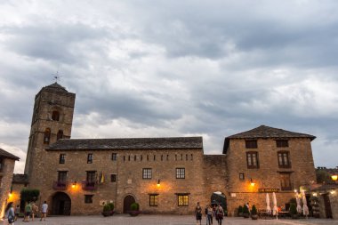 Ainsa, İspanya - 19 Ağustos 2019 - İspanya Arag n'de Ziyaret Edilen En Güzel Köylerden biridir.