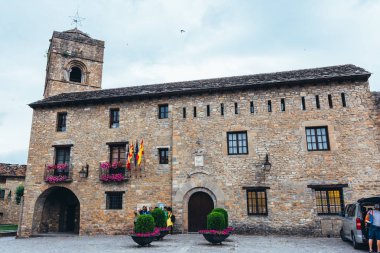 Ainsa, İspanya - 19 Ağustos 2019 - İspanya Arag n'de Ziyaret Edilen En Güzel Köylerden biridir.