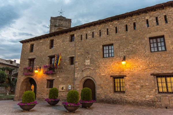 Ainsa, İspanya - 19 Ağustos 2019 - İspanya Arag n'de Ziyaret Edilen En Güzel Köylerden biridir.