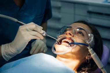 bir diş hekimi kız ile bir diş kliniğinde beyaz bir kız beyaz diş parantez yerleştirme süreci