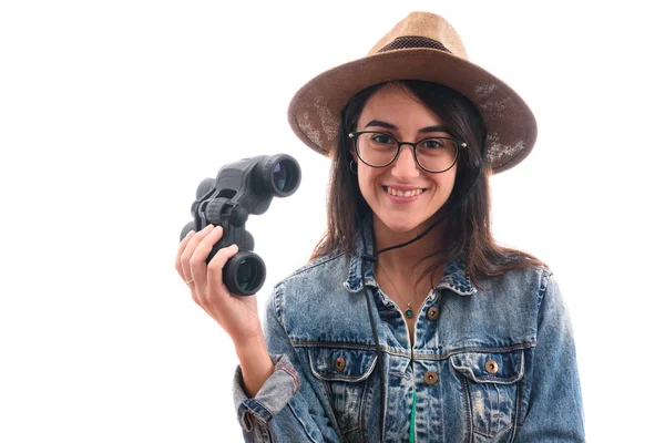 Bruna scout girl con occhiali vestiti in giacca di denim e cappello, con binocolo sorridente isolato — Foto Stock