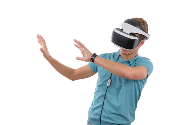 Garoto caucasiano brincando com óculos de realidade virtual vestidos com uma camisa de pólo azul isolada em fundo branco — Fotografia de Stock