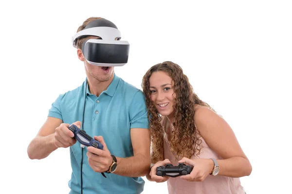 Casal ou irmãos de meninos caucasianos jovens brincando com óculos de realidade e controlador de console virtual curtindo e rindo juntos isolados em fundo branco — Fotografia de Stock