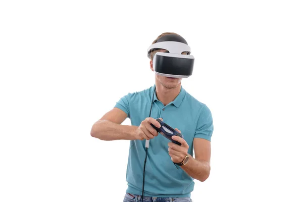 Garoto caucasiano brincando com óculos de realidade e controle de console virtual vestido com uma camisa de pólo azul isolada em fundo branco — Fotografia de Stock
