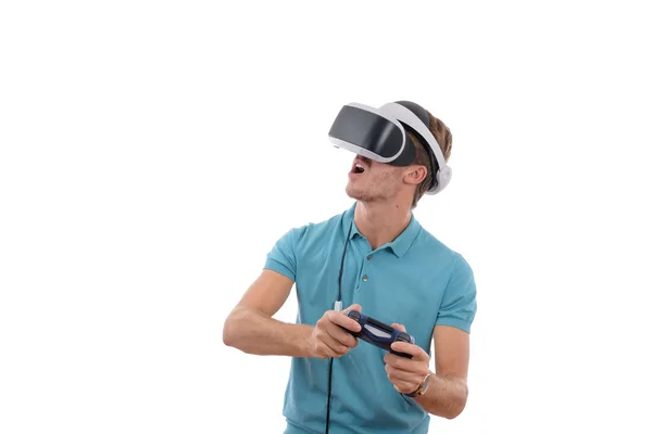 Garoto caucasiano brincando com óculos de realidade e controle de console virtual vestido com uma camisa de pólo azul isolada em fundo branco — Fotografia de Stock