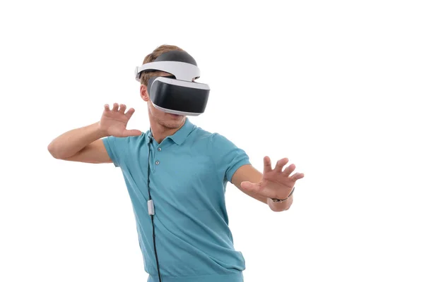 Garoto caucasiano brincando com óculos de realidade virtual vestidos com uma camisa de pólo azul isolada em fundo branco — Fotografia de Stock