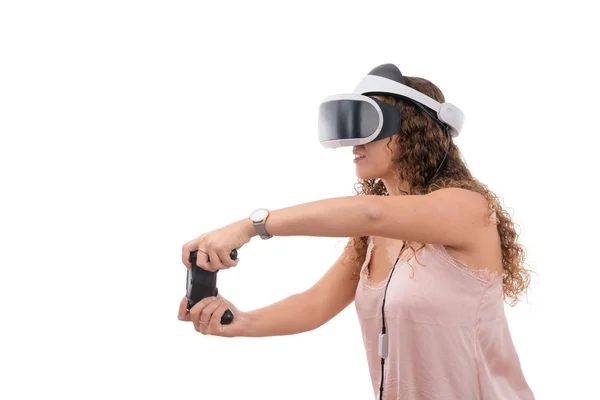 Mulheres jovens caucasianas brincando com óculos de realidade e controle de console virtual vestida com uma camisa rosa isolada em fundo branco — Fotografia de Stock