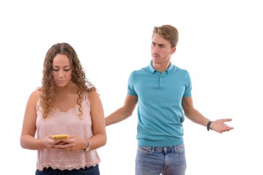 kızgın çift okudum çünkü ya da beyaz arka planda izole eşlerinin cep telefonu bazı aldatmalar gördüm