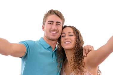 Genç Kafkas çift ya da kardeşler sarı bir cep telefonu ile birlikte selfie yapma, mavi gömlek giymiş erkek ve beyaz arka planda pembe kız izole