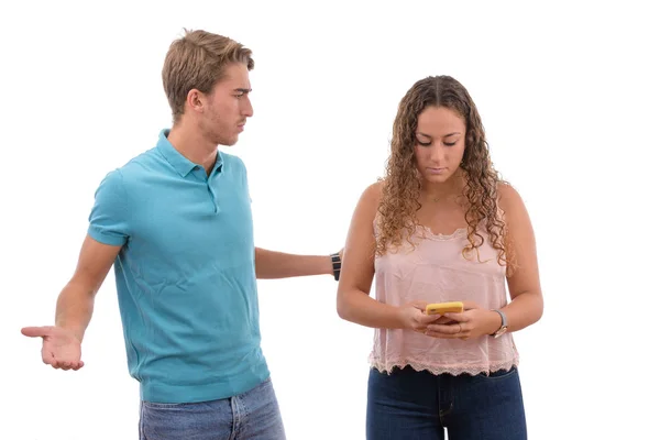 Boos paar omdat ze zijn verslaafd aan de mobiele telefoon de hele dag geïsoleerd in witte achtergrond — Stockfoto