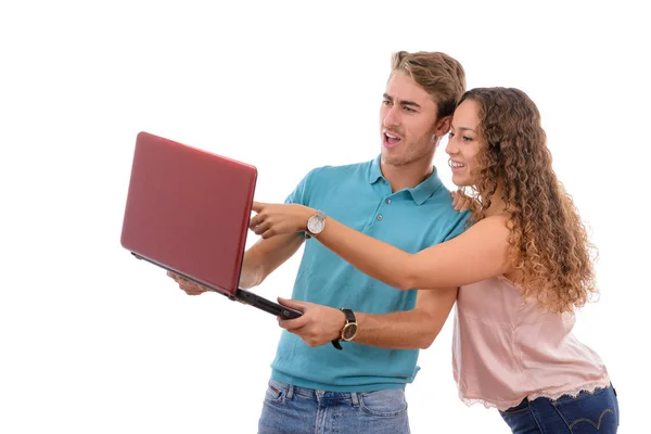 Jonge Kaukasische paar of broers ontvangen slecht nieuws op hun laptop op zoek bezorgd of geschokt in witte achtergrond geïsoleerd, jongen gekleed in blauw shirt en roze meisje — Stockfoto