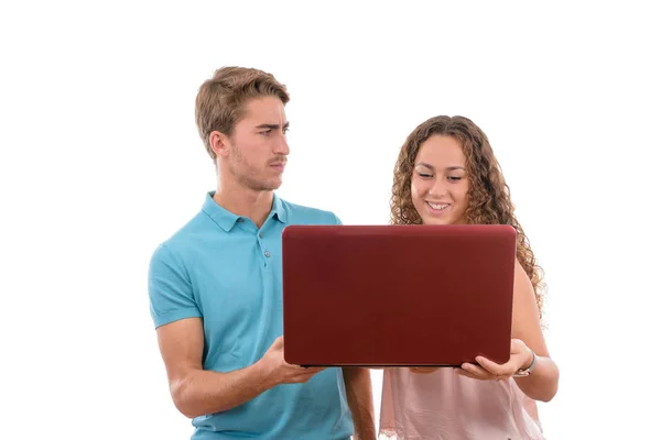 Jovem casal ou irmãos caucasianos se divertindo e rindo com seu laptop no fundo branco isolado, menino vestido de camisa azul e menina de rosa . — Fotografia de Stock