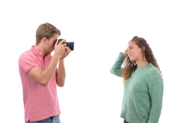 Kafkas genç çocuk izole beyaz arka plan üzerinde fotoğraf makinesi ile bir kıza fotoğraf çekerken fotoğraflandı