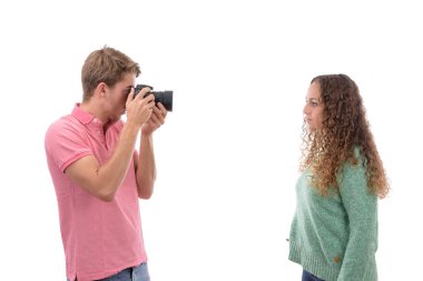 Kafkas genç çocuk izole beyaz arka plan üzerinde fotoğraf makinesi ile bir kıza fotoğraf çekerken fotoğraflandı