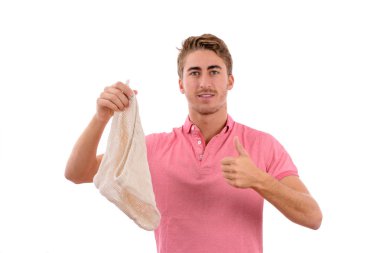 Kafkasyalı genç bir çocuk. Elinde bez bir çanta ve cam bir şişeyle izole edilmiş bir şekilde yeniden kullanılacak.