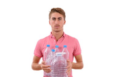 Çantası ve geri dönüşüm için plastik şişeleri olan beyaz bir çocuk.