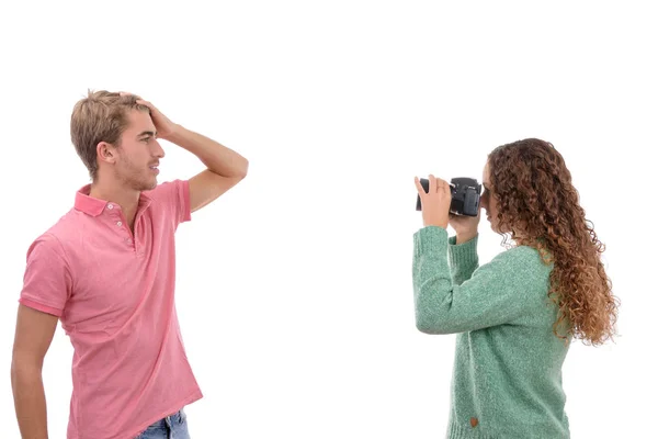 Caucasienne jeune fille photographiée faisant des photos à une fille avec appareil photo sur fond blanc isolé — Photo