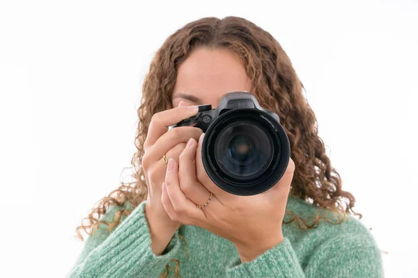 Νεαρή Καυκάσια κοπέλα τραβά φωτογραφίες με φωτογραφική μηχανή σε απομονωμένο λευκό φόντο — Φωτογραφία Αρχείου