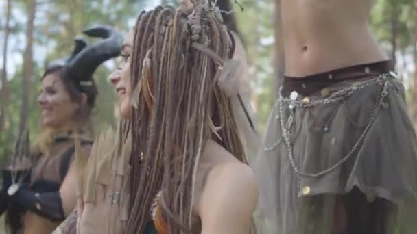 Grupo de mulheres dançarinas com maquiagem e em trajes fabulosos místicos dançando dança groovy na natureza. Fadas da floresta, dryads se divertir entre as árvores. Desempenho de dançarinos ao ar livre . — Vídeo de Stock