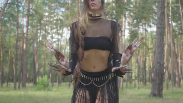 Femmes danseuses avec un maquillage lumineux et des costumes debout en rangée dans les bois, bougeant leur corps, faisant des figures. Fées forestières, dryads en belle robe sous les arbres. Performance des danseurs en forêt 