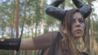 Şeytan veya kötü niyetli dans ormanda perfomance gösteren veya ritüel yapma tiyatro kostümleri zarif genç kadın