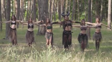 Ormanda dans eden ormanlılar sıcak dans ediyor, aynı anda hareket ediyor. Orman perileri, güzel kostümler içinde dryads ağaçların altında eski bir ritüel yapmak. Ormanda dansçıların performansı