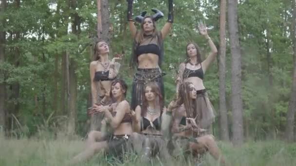 Dryads o hadas del bosque con garras falsas en los dedos bailando bajo los árboles, moviendo sus manos. El antiguo ritual de las criaturas del bosque. Realización de bailarines en el bosque — Vídeo de stock