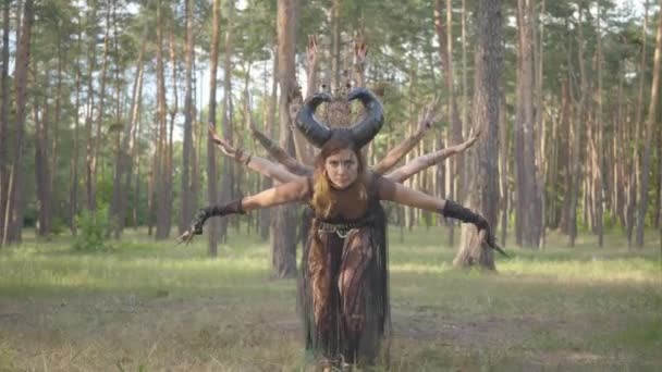 Groupe de danseuses avec maquillage et costumes fabuleux mystiques dansant danse groovy dans la forêt. Les fées forestières, les dryads s'amusent parmi les arbres. Performance des danseurs à l'extérieur .