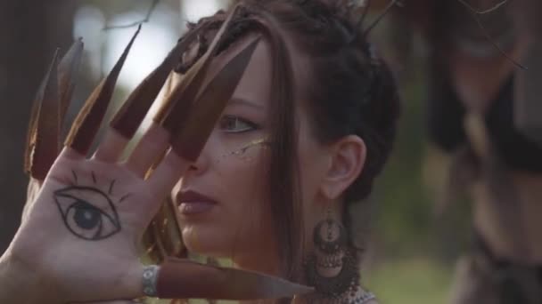 Manos de dríada o hada del bosque con ojos pintados en las palmas y garras falsas bailando y cubriendo la cara. Antiguo ritual de criaturas del bosque. Realización de bailarines en el bosque — Vídeos de Stock