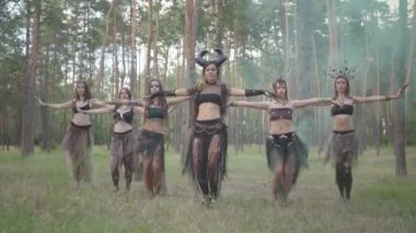 Büyülü orman ve dans göbek dansı perfomance gösteren orman ya da şeytanların tiyatro kostümleri genç kadınlar