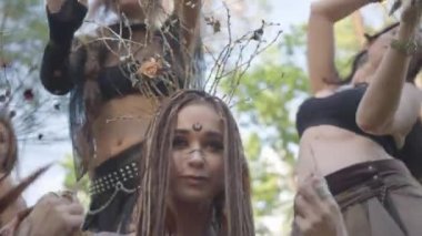 Makyaj ve mistik muhteşem kostümleri renkli duman groovy dans ile kadın dansçılar Grubu. Orman perileri, dryads ağaçlar arasında eğlenin. Açık havada dansçıların performansı.