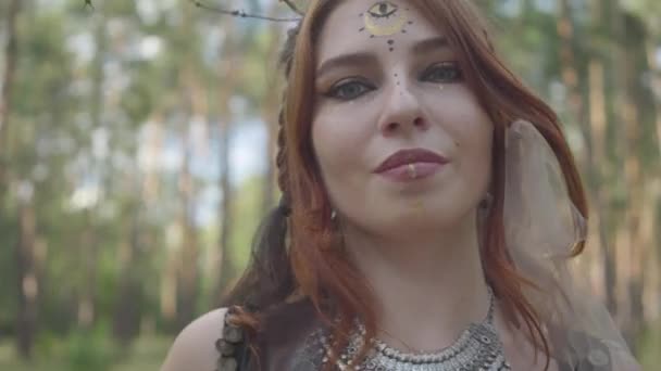 Portrait de jeune femme en costume théâtral et composition de nymth de forêt dansant dans la forêt montrant la parfumerie ou faisant le rituel 