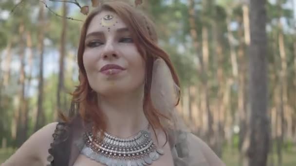 Retrato de mujer joven en traje teatral y maquillaje de ninfa del bosque bailando en bosque mostrando perfomance o haciendo ritual — Vídeos de Stock