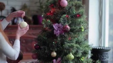 mutlu kızlar evde Noel ağacı dekorasyon , video