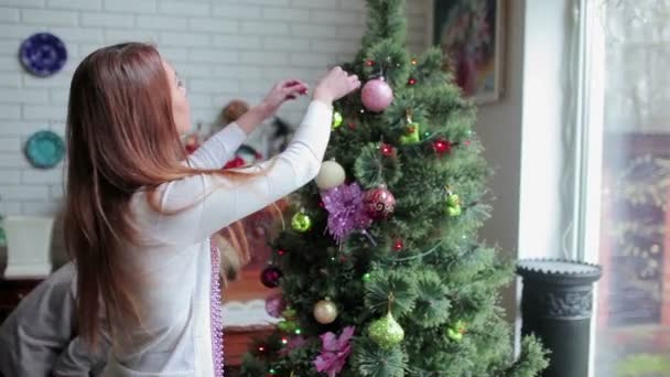 Γυναίκες Διακόσμηση Χριστουγεννιάτικο Δέντρο Παιχνίδια Στο Σπίτι Στο Δωμάτιο Βίντεο — Αρχείο Βίντεο