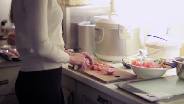 Vídeo Mujer Cocinando Ensalada Cocina Mesa Con Pepinos Tomates Rojos — Vídeos de Stock