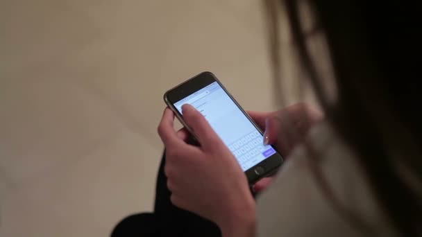 Vídeo Mulher Sentada Chão Segurando Smartphone Nas Mãos Menina Procurando — Vídeo de Stock
