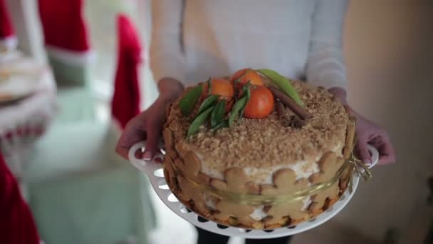 Vídeo Mujer Sosteniendo Pastel Navidad Con Naranjas Canela Clavel — Vídeos de Stock