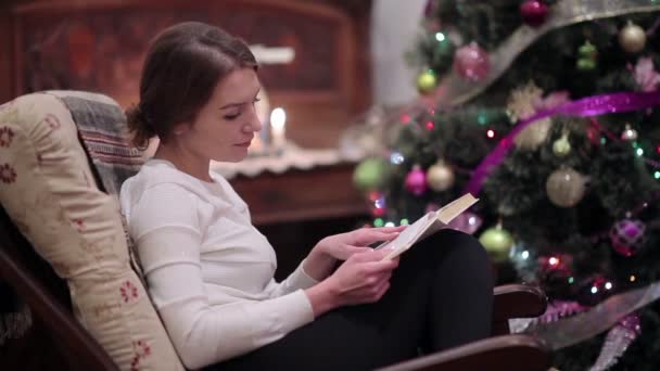 Video Van Blanke Vrouw Zittend Fauteuil Buurt Van Kerstboom Open — Stockvideo