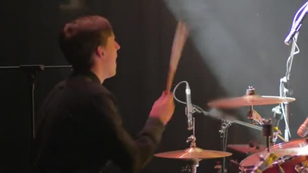 Ντράμερ Και Μπασίστας Στη Σκηνή Βίντεο Συναυλιών — Αρχείο Βίντεο
