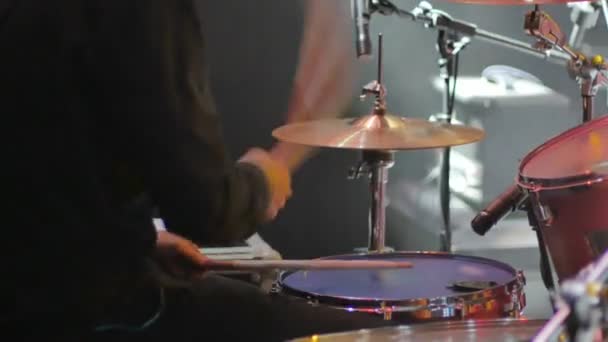 Drummer Speelt Muziek Het Podium Concertvideo Bijgesneden Beeld — Stockvideo