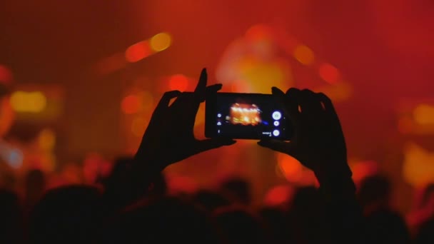 コンサートでクラウンダンスと携帯電話でビデオを撮る — ストック動画