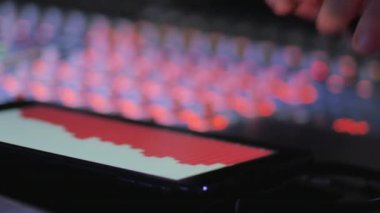 video, kısmi görünüm ses mühendisi eller kontrol paneliüzerinde ses ayarlama  