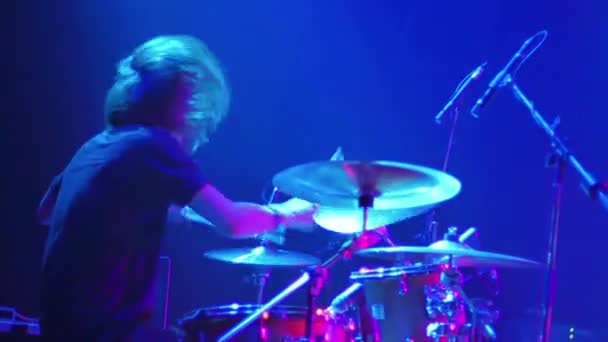 Haariger Rocker Schlagzeuger Spielt Musik Auf Der Bühne Konzertvideo — Stockvideo