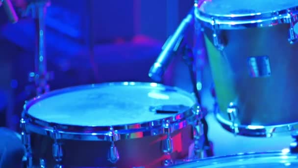 鼓手在舞台上演奏音乐 音乐会录像 — 图库视频影像