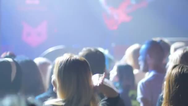 Люди Тусуются Музыканты Играют Сцене Счастливая Танцевальная Толпа Видео — стоковое видео
