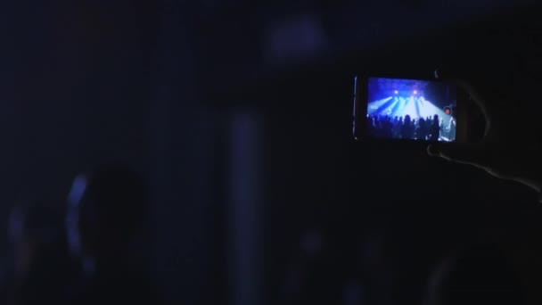 Νυχτερινή Ζωή Βίντεο Της Μπάντας Παίζοντας Στη Σκηνή Χορός Πλήθος — Αρχείο Βίντεο