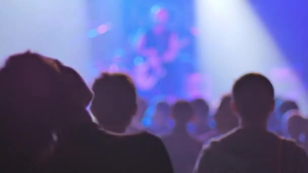 Видео Концерта Ночной Жизни Группа Играющая Сцене Счастливая Танцевальная Толпа — стоковое видео