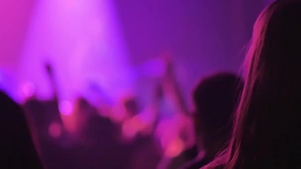 Συναυλία Βίντεο Μπάντα Πάρτι Στη Σκηνή Ευτυχισμένο Χορό Πλήθος — Αρχείο Βίντεο